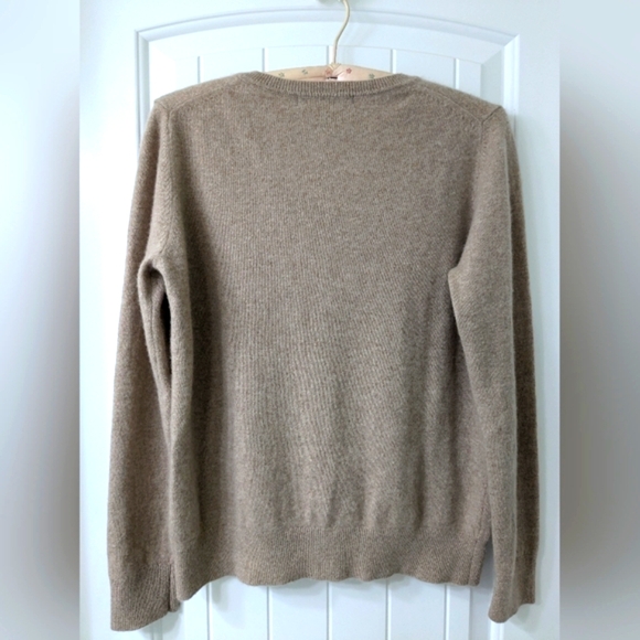 Quince Mongolian Cashmere V-Neck Sweater-Oatmeal/Size L - Picture 2 of 5